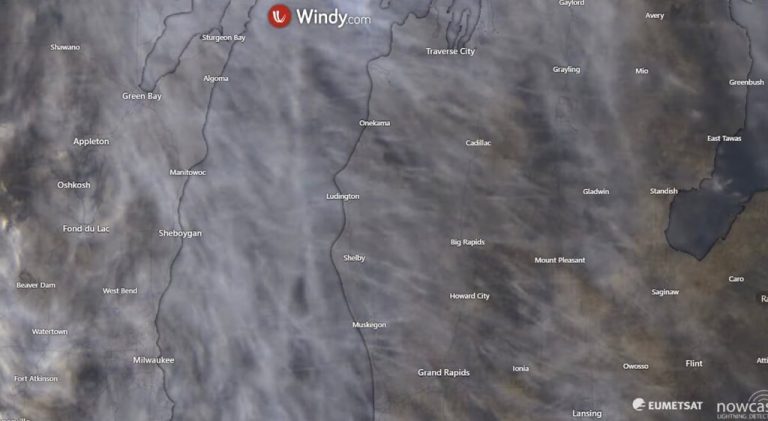 Dirty cloudy weather map of Wisconsin and Michigan with wind speed indication.